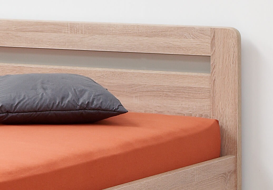 Postel Karlo v moderním interiéru